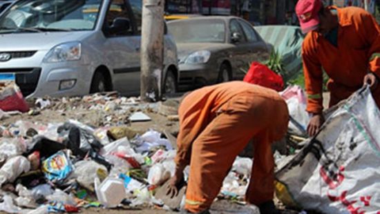بعد نهب مستحقاتهم .. الحوثي يوكل مهمة رفع جثث عناصره المتعفنة لعمال النظافة بالحديدة