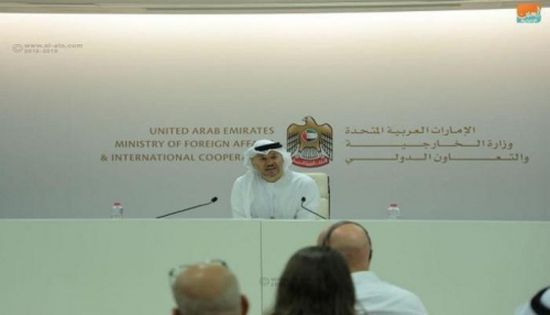قرقاش : قطر تضيق على مواطنيها بمنعهم من أداء الحج