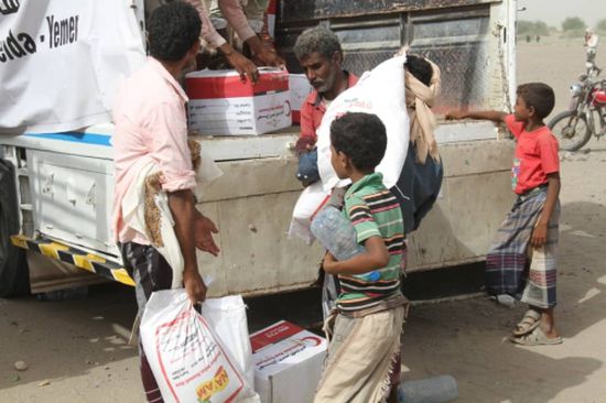 الهلال الأحمر الإماراتي يوزع 600 سلة غذائية في قرى التحيتا بالحديدة 