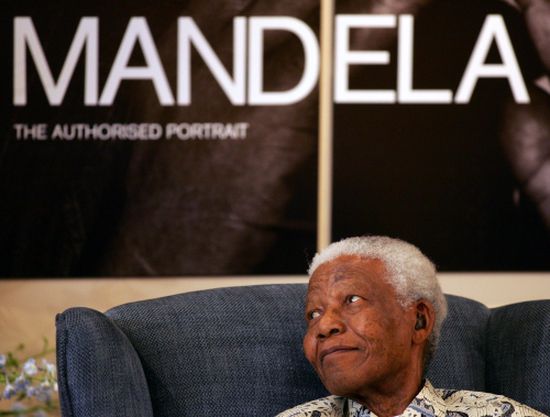 100 عام على ميلاد مانديلا .. " يد بيضاء " قهرت العنصرية