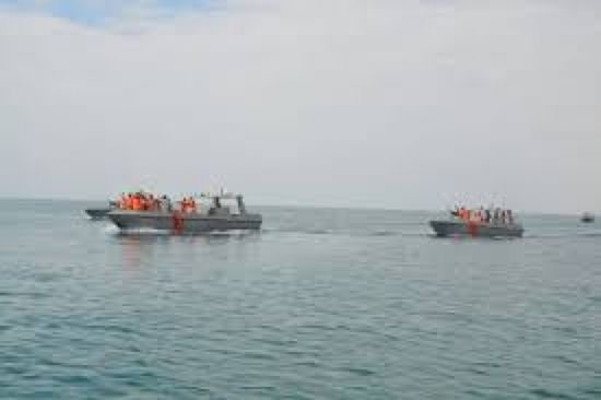 قوات خفر السواحل بمدينة المكلا تنقذ شاب من الغرق والأهالي يشيدون بجهودها 
