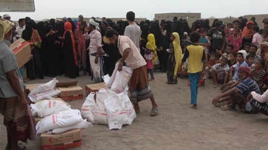 الحديدة : الهلال الاماراتي يوزع مساعدات اغاثية للنازحين في قرى قطابة