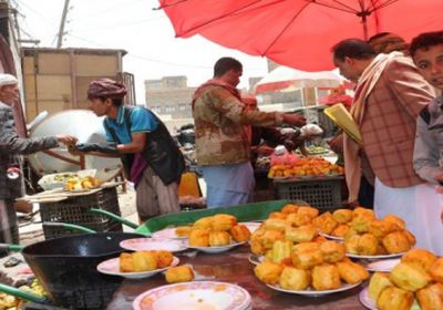 الحوثيون يضاعفون معاناة بائعي “ التين الشوكي ” ويفرضون أتاوات   ( صور )