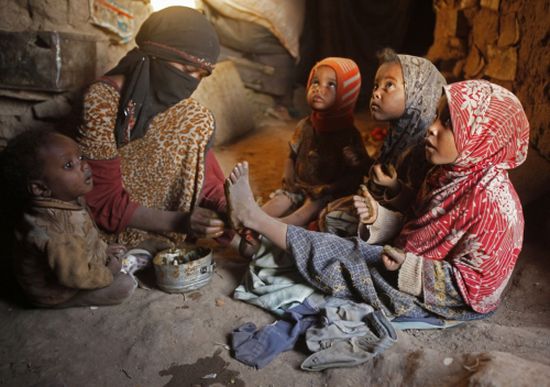 غلاء المعيشة يقتل الشعب اليمني ببطء... والسبب ثراء الحوثيين