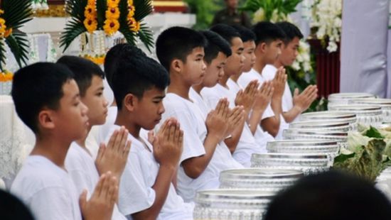 ترسيم فتية كهف تايلاند رهبانا بوذيين