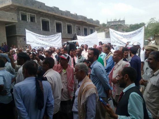وقفة احتجاجية للمعلمين بالضالع أمام مبنى المحافظة للمطالبة بحقوقهم
