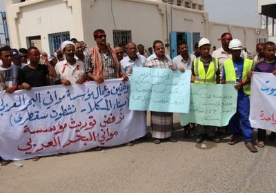 عمال موانئ البحر العربي يعلنون الإضراب الجزئي عن العمل