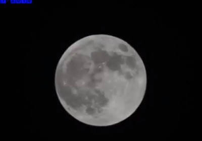 يحدث الان .. بداية ” القمر الدموي ” أكبر خسوف للقمر في القرن الواحد والعشرين 