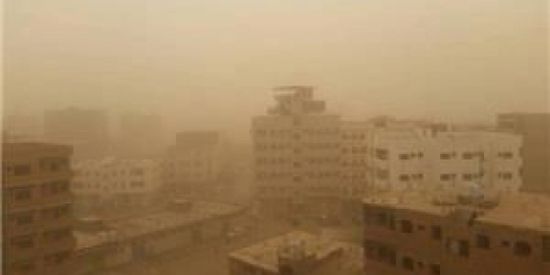 عاصفة رملية تغطي شوارع عدن وتعطل حركة المرور
