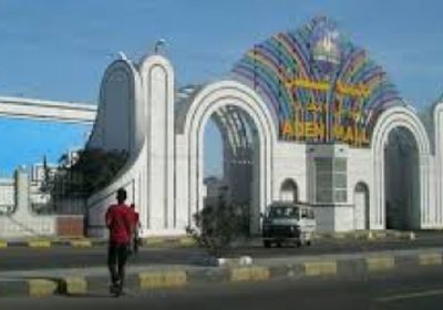 اصابة 3 أشخاص في حادث انقلاب سيارة مقابل مجمع  "عدن مول التجاري"