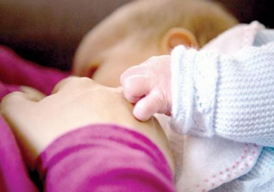 تقرير أممي: الرضاعة الطبيعية فور الولادة تقي من الموت