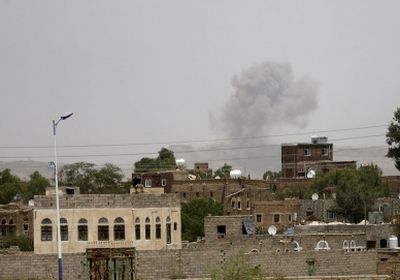 الحوثيون يستهدفون الأحياء السكنية بقذيفة هاوزر في تعز