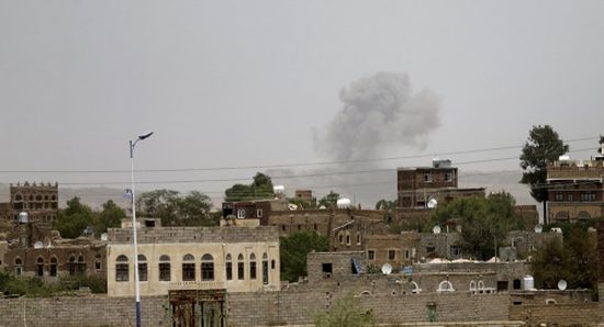 الحوثيون يستهدفون الأحياء السكنية بقذيفة هاوزر في تعز