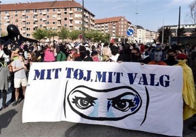 مئات الدنماركيين يحتجون على حظر النقاب في الأماكن العامة