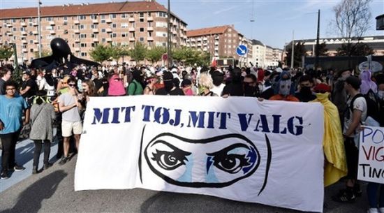 مئات الدنماركيين يحتجون على حظر النقاب في الأماكن العامة