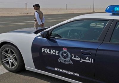الشرطة العمانية تعلن عن وفاة 5 يمنيين في حادث تدهور سيارتهم بالظاهرة