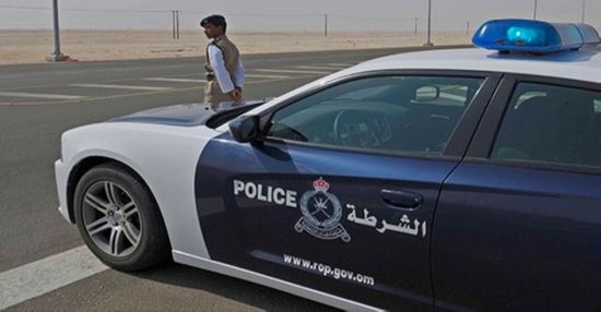الشرطة العمانية تعلن عن وفاة 5 يمنيين في حادث تدهور سيارتهم بالظاهرة