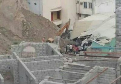 وفاة 3 أشخاص وفقدان 2 آخرين جراء انهيارات صخرية بالمكلا ( صور )