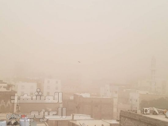 عاجل: عاصفة رملية تضرب العاصمة عدن وتصيبها بشلل مروري ( صور )