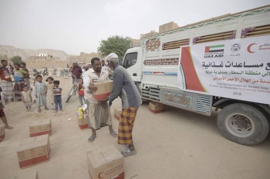 الهلال الأحمر الإماراتي يقدم مساعدات غذائية لأهالي منطقة المطار في مديرية تريم بوادي حضرموت