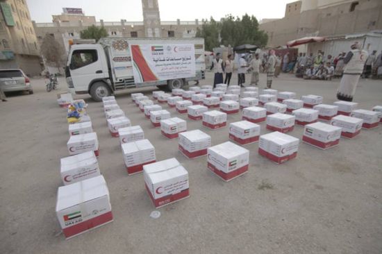 تغطية مصورة..  الهلال  الإماراتي  يوزع مساعدات غذائية على عمال النظافة بسيؤن حضرموت