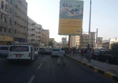 قطع طرق رئيسة في عدن لهذا السبب