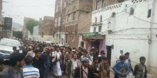 مسلحون يحاصرون حكومة المليشيات الحوثية بصنعاء.. تعرف على السبب  
