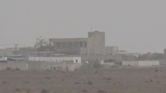 الحوثيون يحولون منازل المواطنين في الدريهمي الى متارس عسكرية والسكان يستغيثون 