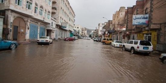 بسبب الأمطار.. صنعاء تغرق في "شبر ميه"  ( صور )