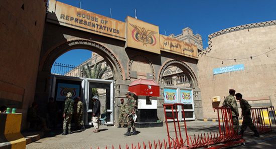 نواب في صنعاء يكشفون فساد قادة الميليشيا الحوثية ويتهمونهم بنهب تريليون ريال