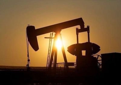 النفط يصعد مع إعادة فرض العقوبات الأمريكية على إيران