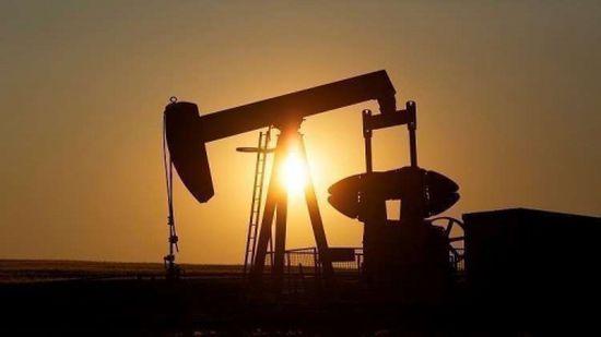 النفط يصعد مع إعادة فرض العقوبات الأمريكية على إيران