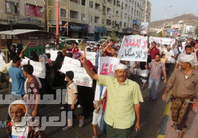 صور.. مسيرة حاشدة في المعلا تهتف ضد حكومة بن دغر وتطالب بإسقاطها 