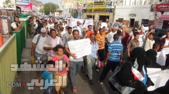 رغم المطالبات اليومية بالرحيل.. حكومة بن دغر تفرض نفسها وتواصل الفشل