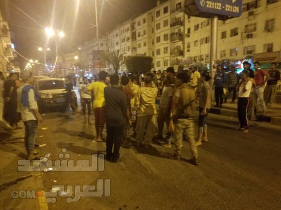 صور..  عدن : مجهولون يستهدفون بقنبلة صوتية مقهى بمدينة المعلا دون أضرار