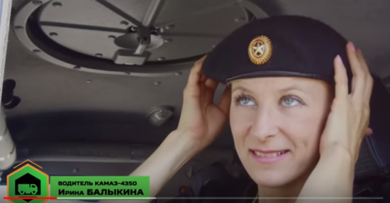 حسناوات الجيش الروسي يقدن الآليات العسكرية! (فيديو)