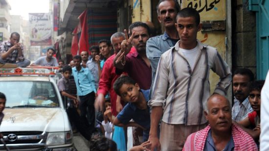 مواطنون يفقدون القدرة على الشراء.. انهيار الريال يشل الأسواق اليمنية
