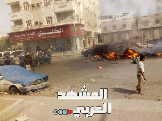 صور.. حريق يلتهم سيارات في حي عبدالعزيز بمديرية المنصورة بعدن.