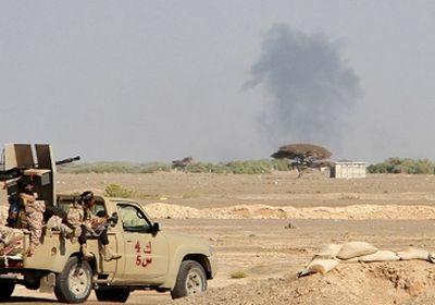 مدفعية الجيش تقصف تحصينات الحوثي بالملاجم في البيضاء