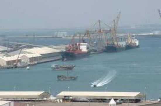 مصادر: المليشيات تحفر خنادق لتطويق ميناء الصليف