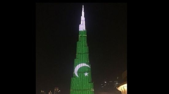 برج خليفة يتزين بألوان علم باكستان احتفالاً بيوم استقلالها