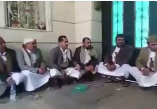 شاهد بالفيديو.. اجتماع الحوثي بمشائخ طوق صنعاء على غطاء "الصرف الصحي" 