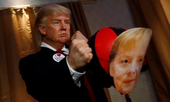 ترامب يضرب ميركل في متحف ببرلين "صور"