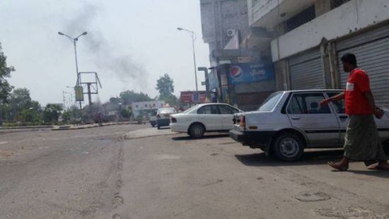 جنود معسكر بدر يشعلون النار ويغلقون الطرقات في خور مكسر
