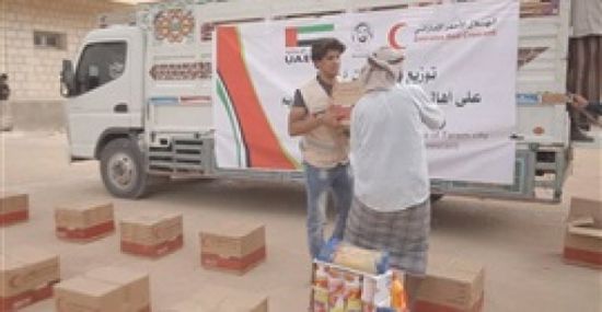  الهلال الأحمر الإماراتي تسير قافلة إغاثية لأهالي الدريهمي بالحديدة