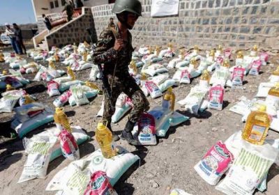 الحوثيون يستولون على ألفي سلة غذائية مخصصة للمحتاجين