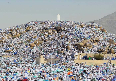 الحجاج يجمعون صلاتي الظهر والعصر في عرفات