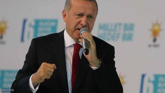 أردوغان يحتمي من أزمة الليرة بالأذان والعَلم