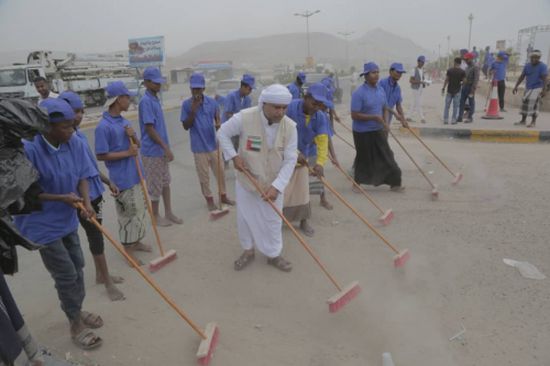 صور.. الهلال الإماراتي يدشن حملة مجتمعية لتنظيف عددا من المنتزهات بالمكلا