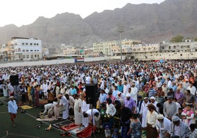 جموع المصلين في العاصمة عدن يؤدون صلاة عيد الأضحى في ملعب باوزير بالمعلا